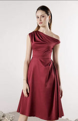 Robe midi en soie avec décolleté asymétrique et taille ajustée pour une élégance raffinée en soirée