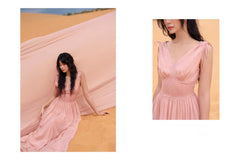 Robe longue en soie fluide avec taille froncée et détail noué aux épaules pour un style estival élégant