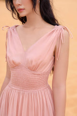 Robe longue en soie fluide avec taille froncée et détail noué aux épaules pour un style estival élégant