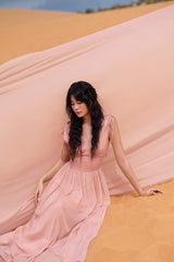 Robe longue en soie fluide avec taille froncée et détail noué aux épaules pour un style estival élégant