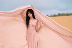 Robe longue en soie fluide avec taille froncée et détail noué aux épaules pour un style estival élégant