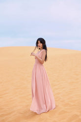 飘逸的真丝长裙,腰部有褶饰,肩部有系带,打造优雅的夏日造型