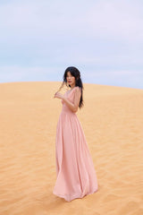 Robe longue en soie fluide avec taille froncée et détail noué aux épaules pour un style estival élégant