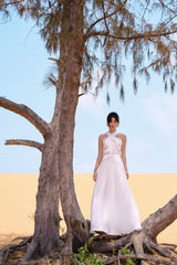 Robe longue en soie sans manches avec décolleté croisé et silhouette trapèze fluide