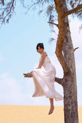 Robe longue en soie sans manches avec décolleté croisé et silhouette trapèze fluide