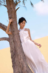 Robe longue en soie sans manches avec décolleté croisé et silhouette trapèze fluide