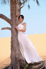 Robe longue en soie sans manches avec décolleté croisé et silhouette trapèze fluide