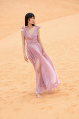 Robe longue en soie sans manches avec décolleté en V profond et fente haute pour un style estival élégant