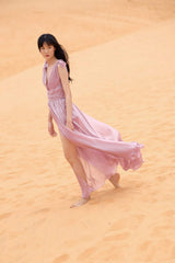 Robe longue en soie sans manches avec décolleté en V profond et fente haute pour un style estival élégant