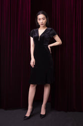 天鹅绒中长连衣裙,配有短袖、珍珠正面细节和微微喇叭形的廓形