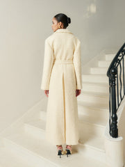 Manteau long ceinturé texturé bouclé avec revers crantés et silhouette droite flatteuse