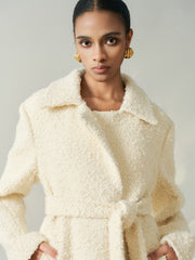 Manteau long ceinturé texturé bouclé avec revers crantés et silhouette droite flatteuse
