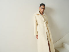 Manteau long ceinturé texturé bouclé avec revers crantés et silhouette droite flatteuse