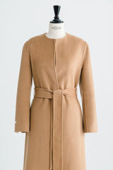 Manteau long en cachemire ceinturé au design minimaliste sans col et à la silhouette épurée