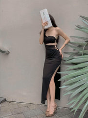 Robe en soie à découpes et col licou avec fente latérale et détails d'anneau pour une silhouette audacieuse et sculptée