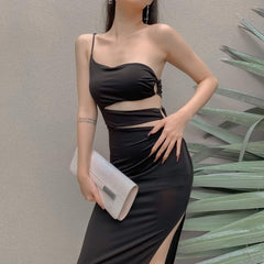 Robe en soie à découpes et col licou avec fente latérale et détails d'anneau pour une silhouette audacieuse et sculptée