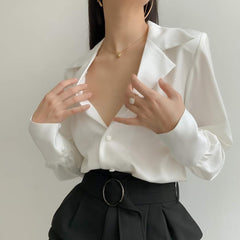 Long-Sleeve Silk Blouse with Notched Collar and Button Front Closure for Elegant Outfits