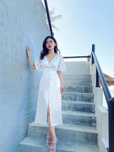 Robe midi en soie avec fente sur le devant et manches flottantes, avec détails boutonnés