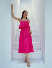 Robe midi plissée en soie avec superposition de volants et larges bretelles pour des occasions estivales élégantes