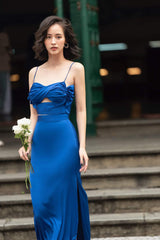 Robe à bretelles spaghetti en soie avec buste froncé et fente latérale pour un style de soirée élégant