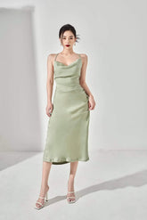 斜裁真丝中长连衣裙,垂坠领口,后背系带细节