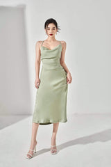 Robe midi en soie coupée en biais avec décolleté drapé et détails noués dans le dos