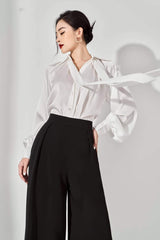 Chemisier en soie boutonné avec détail cravate et manches volumineuses pour une élégance sans effort