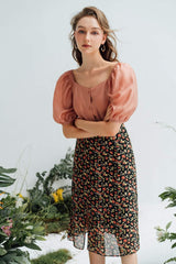 Chemisier en soie à manches bouffantes avec encolure carrée et boutons sur le devant pour une silhouette élégante