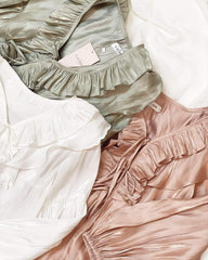 Chemisier à volants en soie avec fronces sur le devant et manches longues fluides pour un style élégant