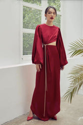 Robe longue en soie avec découpe latérale, détail de chaîne dorée et dos ouvert sculpté