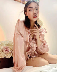 Chemisier à volants en soie avec fronces sur le devant et manches longues fluides pour un style élégant