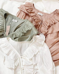 Chemisier à volants en soie avec fronces sur le devant et manches longues fluides pour un style élégant