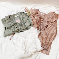 Chemisier à volants en soie avec fronces sur le devant et manches longues fluides pour un style élégant