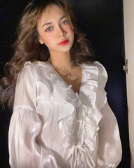 Chemisier à volants en soie avec fronces sur le devant et manches longues fluides pour un style élégant