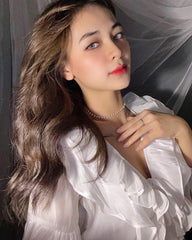 Chemisier à volants en soie avec fronces sur le devant et manches longues fluides pour un style élégant