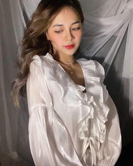 Chemisier à volants en soie avec fronces sur le devant et manches longues fluides pour un style élégant