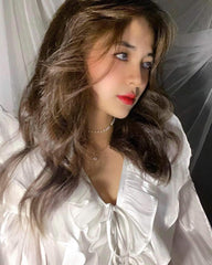 Chemisier à volants en soie avec fronces sur le devant et manches longues fluides pour un style élégant