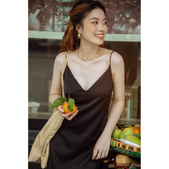 Robe midi en soie coupée en biais avec bretelles spaghetti et décolleté en V doux