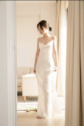 斜裁真丝连衣裙,垂坠式领口,细肩带