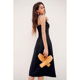 斜裁真丝吊带连衣裙,配有细肩带和中长下摆