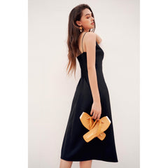 Robe nuisette en soie coupée en biais avec bretelles spaghetti et ourlet mi-long