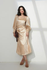 Robe longue en soie à encolure carrée, manches bouffantes et fente latérale pour une tenue de soirée élégante