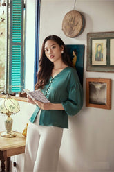 珍珠纽扣细节和褶皱袖子真丝 V 领衬衫