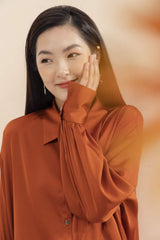 Long-Sleeve Button-Down Silk Blouse with Gathered Cuffs and Relaxed Fit Design