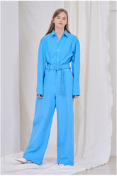 带结构化袖口和经典纽扣正面的定制亚麻衬衫