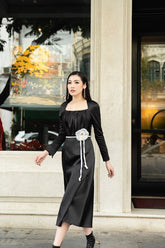 方形领口、长袖、手工花卉腰带细节真丝中长连衣裙