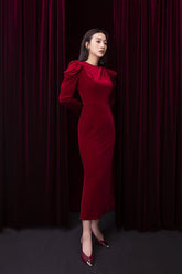 优雅的紧身中长连衣裙,采用柔软的天鹅绒制成,肩部有褶饰,剪裁合身