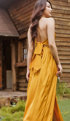 Robe longue en soie à dos nu avec devant torsadé et dos ouvert