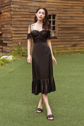 Robe midi en soie avec buste froncé et ourlet à volants