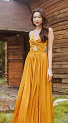 Robe longue en soie à dos nu avec devant torsadé et dos ouvert